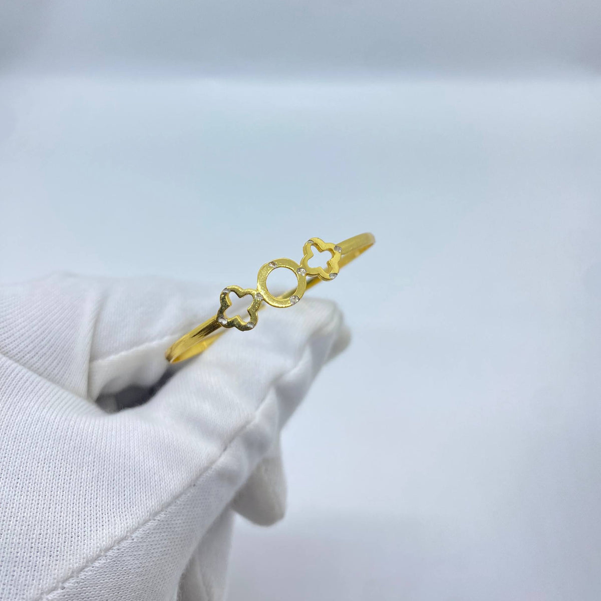 Clover Circle Gold Bangle