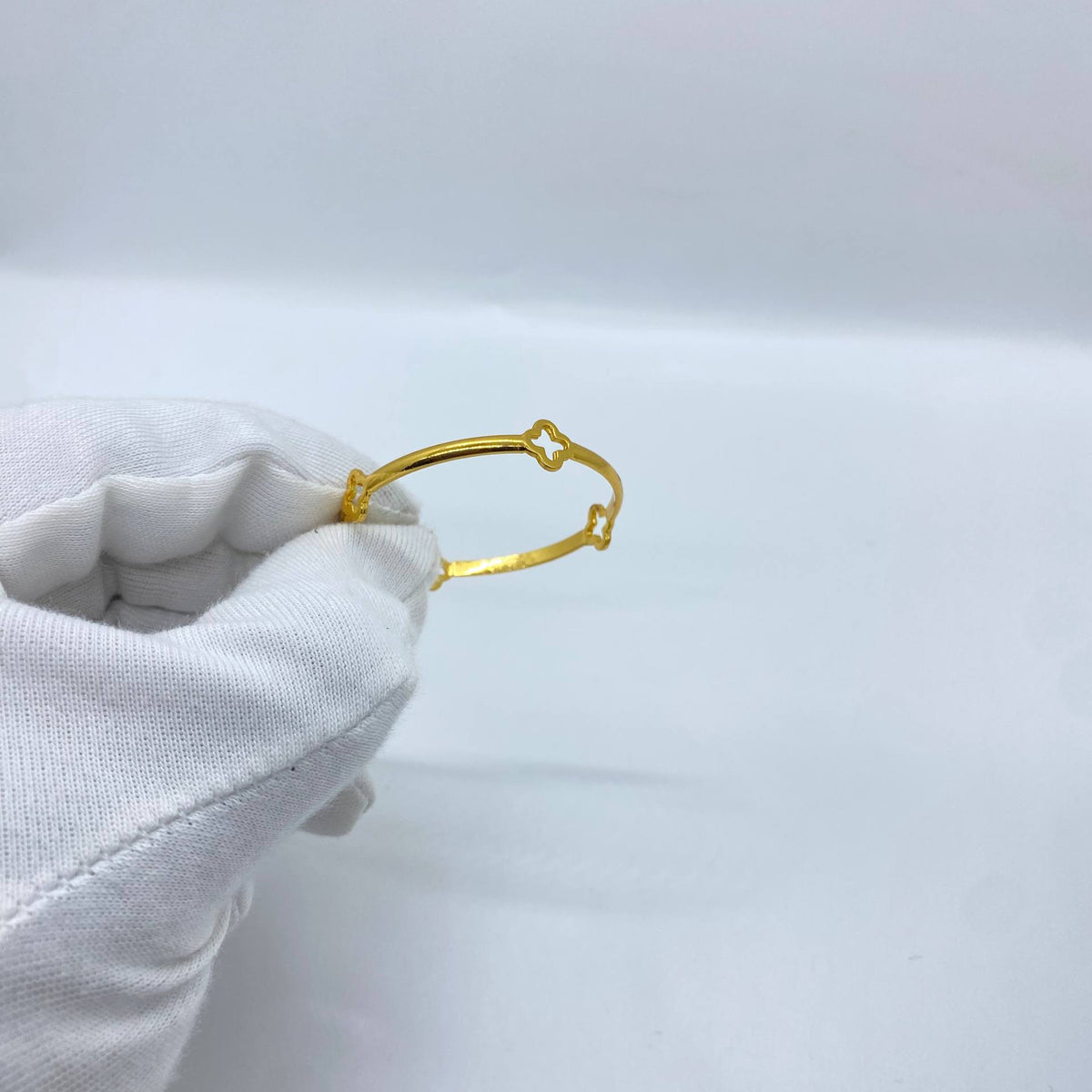Elegant Gold Clover Bangle