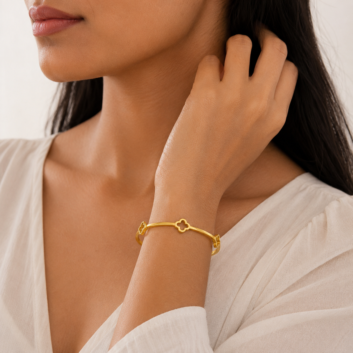 Elegant Gold Clover Bangle