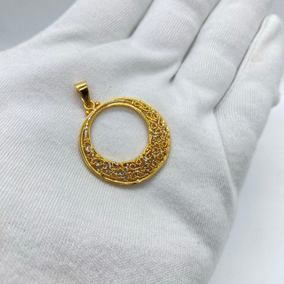 Royal Gold Filigree Circle Pendant